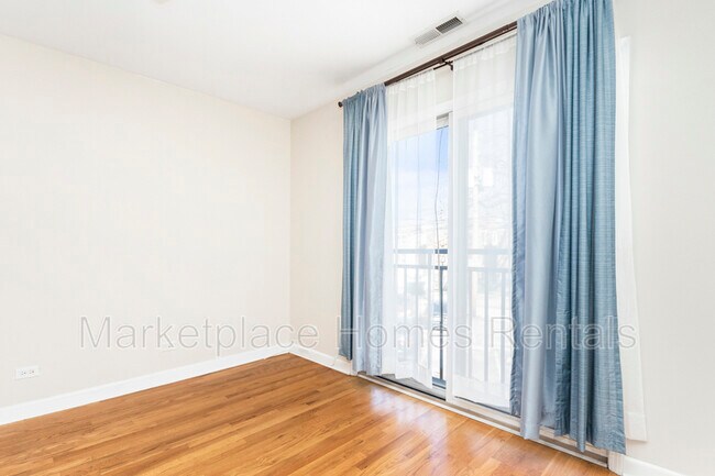 Foto del edificio - 3447 Ridgeland Ave