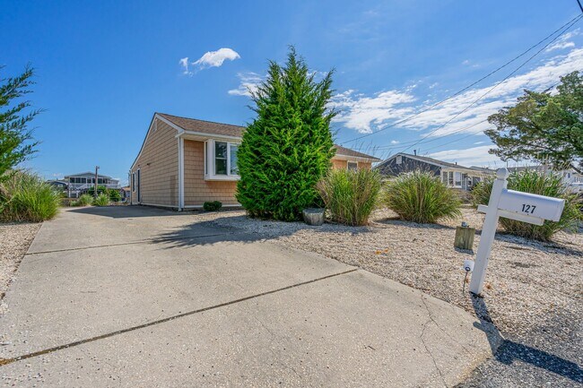 Building Photo - 127 E Potomac Dr