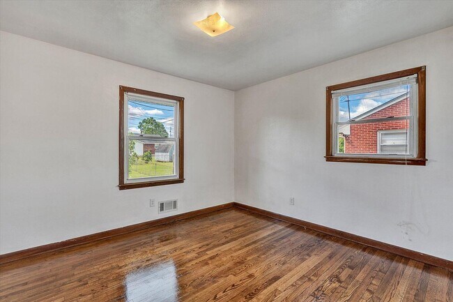 Building Photo - 708 Fairhurst Dr