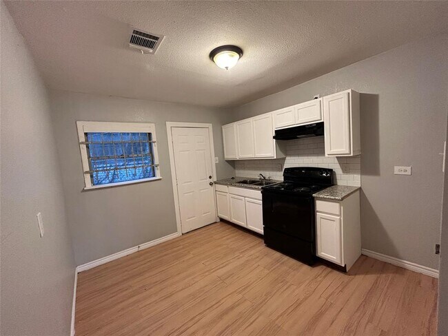 Foto del edificio - 6818 Weston St
