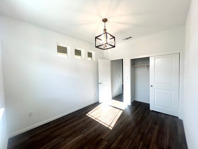 Building Photo - Stunning 4 bedroom 3 full bath House +Loft...