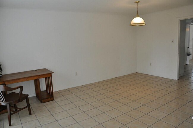 Building Photo - 1902 Claiborne Dr