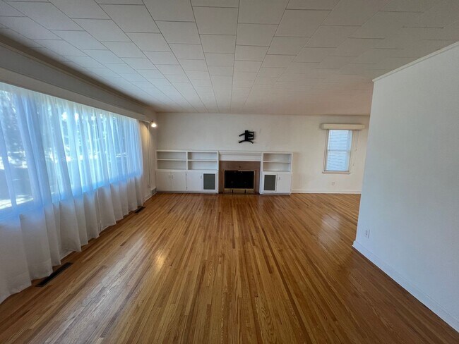 Building Photo - 5-bedroom, 3.5-bathroom with a Garage near...