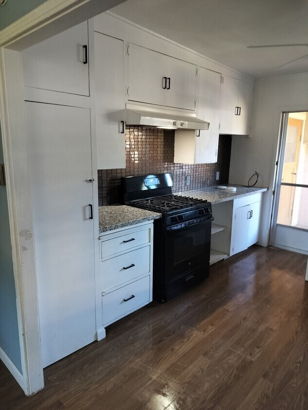 Foto del edificio - 1574 Bonnell Ave