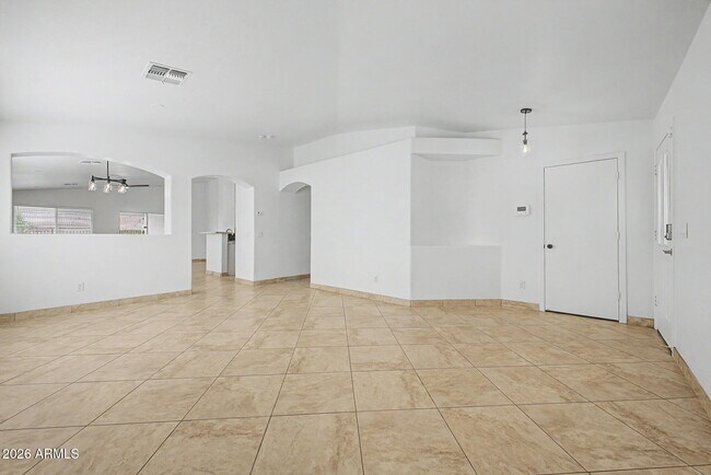 Foto del edificio - 15337 W Poinsettia Dr