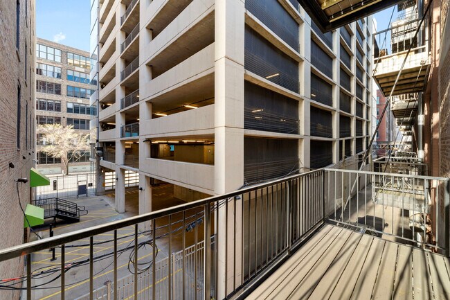 Foto del edificio - 318 W Grand Ave