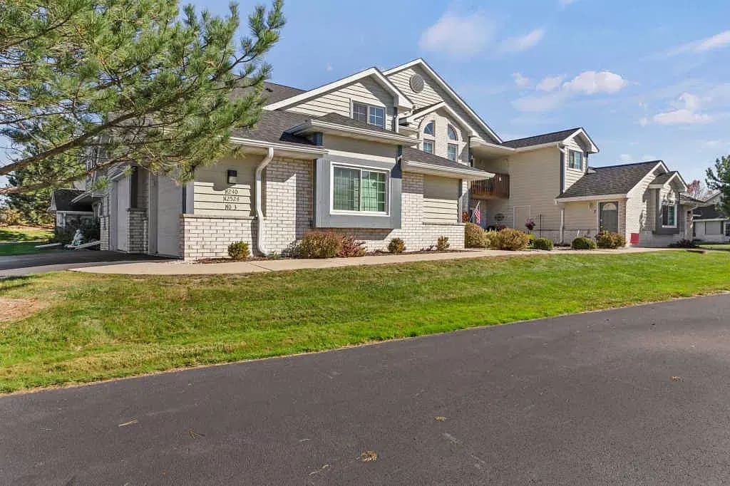 Primary Photo - W240N2524 E Parkway Meadow Cir