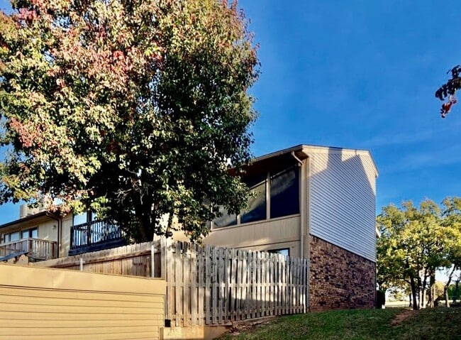 Building Photo - 1622 Windhill Ave