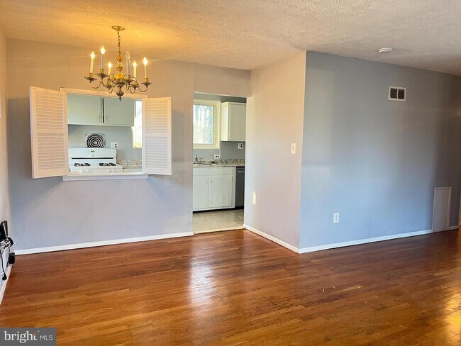 Building Photo - Discover the charm of this exquisite two-l...