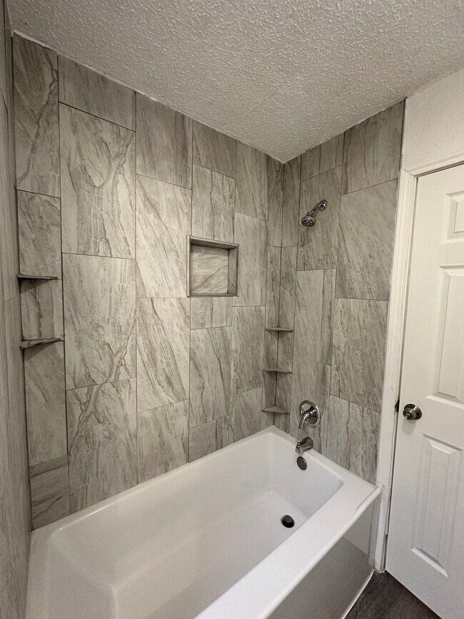 Building Photo - 302 E 18th St