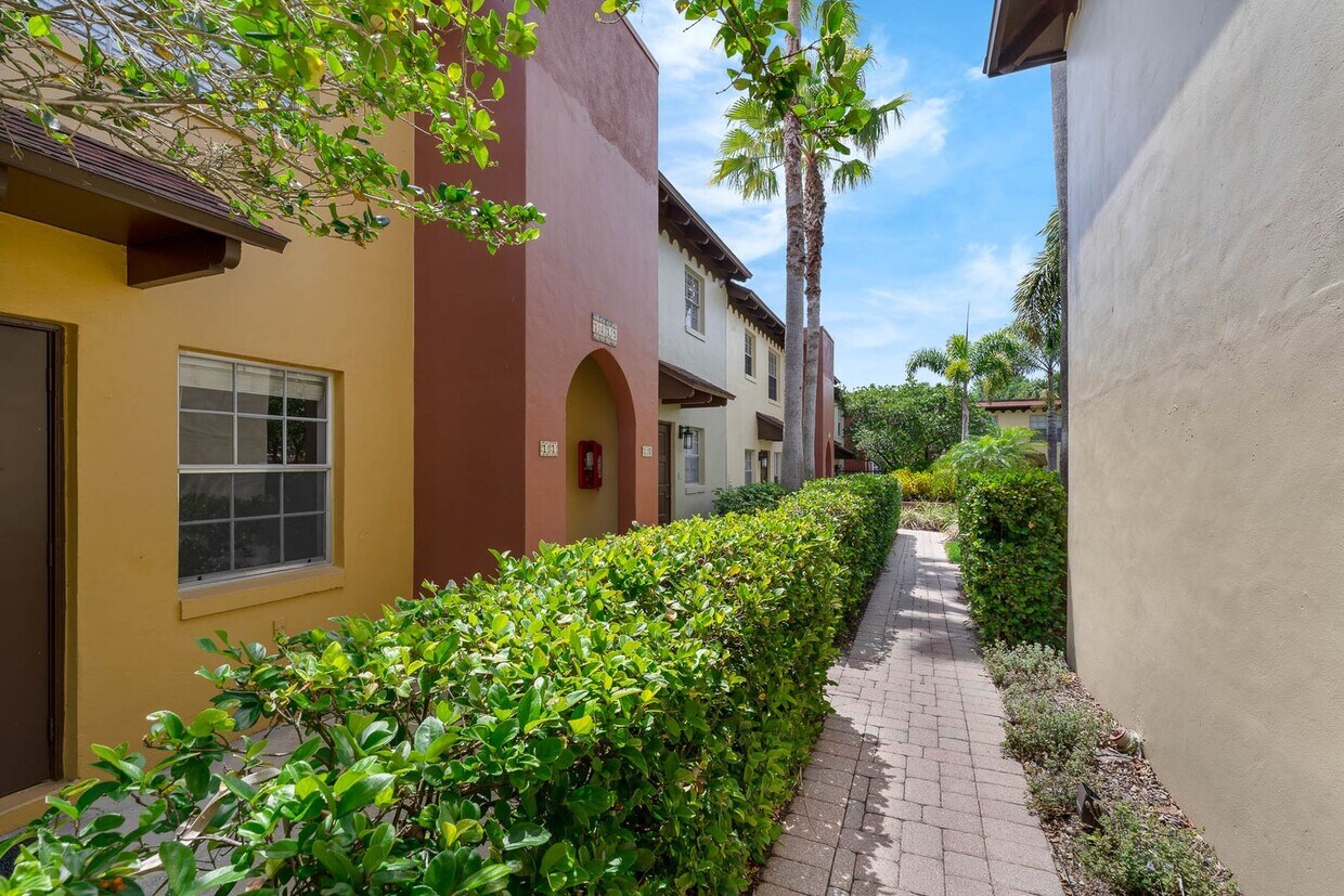 Foto principal - Renovated Condo in Downtown's coveted Dela...