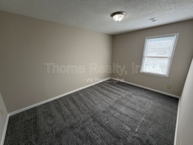 Building Photo - 402 Holly Ct