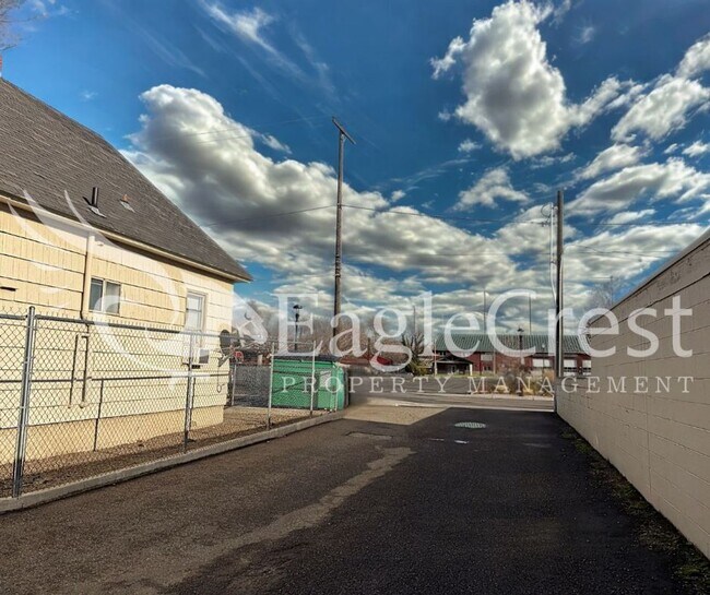 Foto del edificio - 706/708SCollege