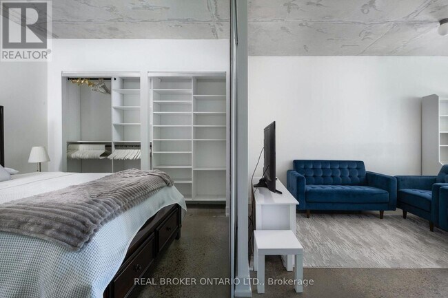 Building Photo - 2 Gladstone Ave