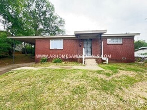 Building Photo - 2209 N Berkley Dr