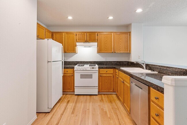 Building Photo - Spacious 3-bdrm/2.5-bath Bethany home w/ a...
