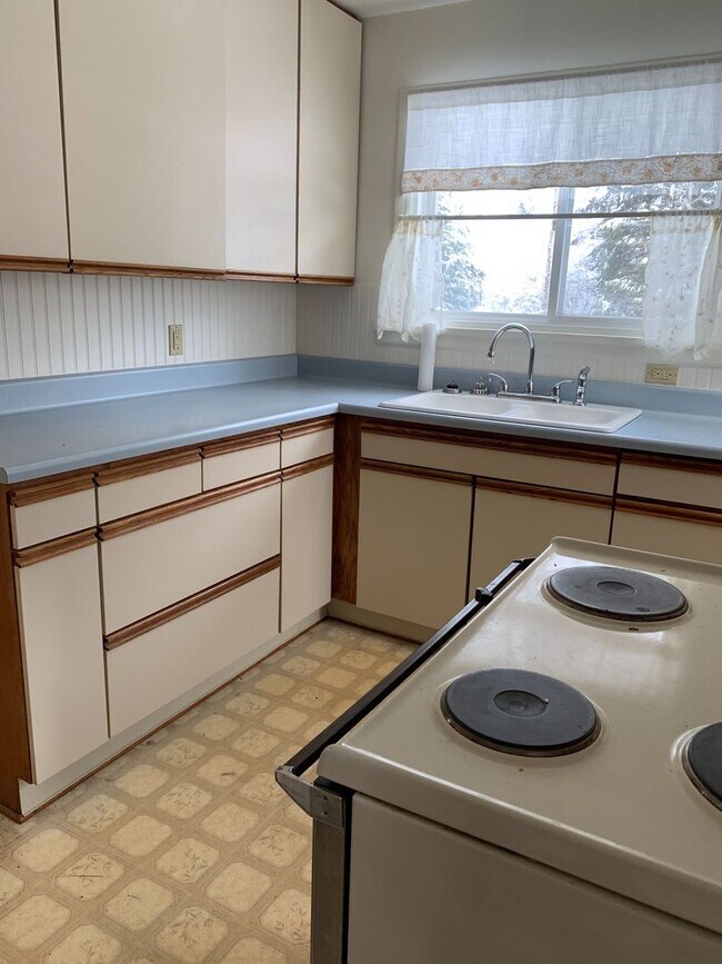 Building Photo - 2 bedroom, 1 bath house located in Wallace...