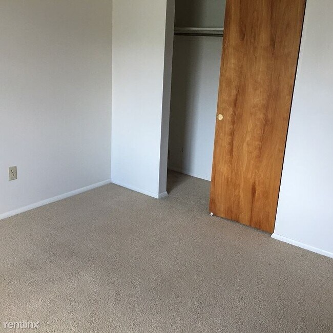 Building Photo - 2 br, 1.5 bath Townhome - 700 Edwards Ave