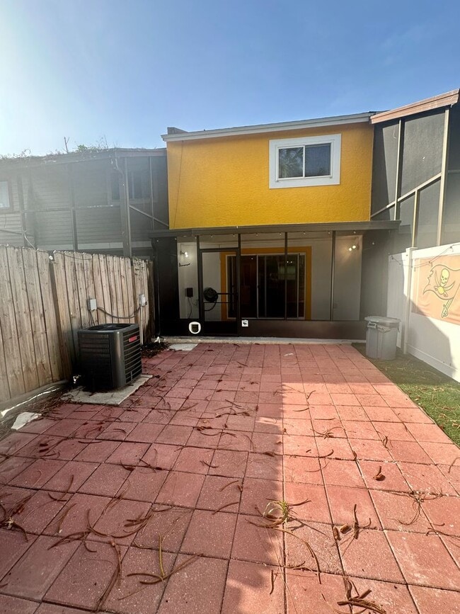 Building Photo - Lovely 2/1.5 Townhouse