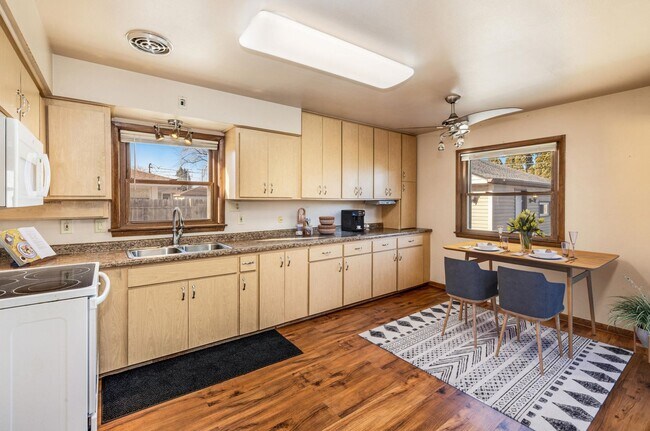 Building Photo - Amazing 3-4 bedroom single family home wit...