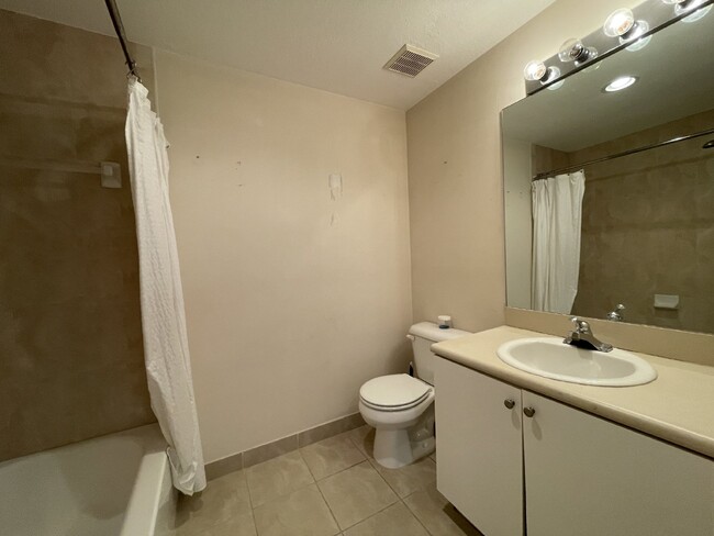 Foto del edificio - First Floor Two Bedroom Condo- Fort Myers