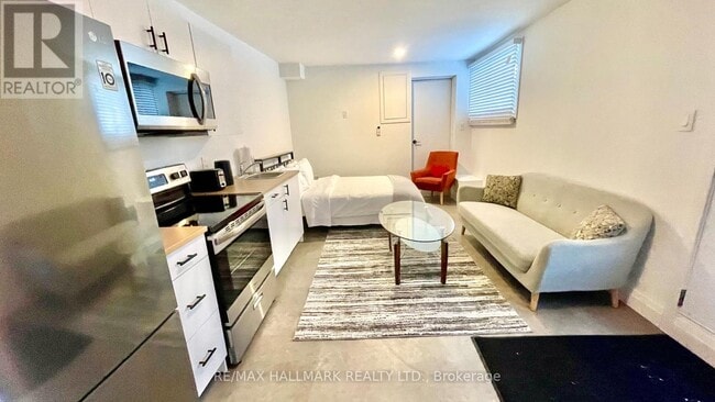 Building Photo - 930 Lake Dr E