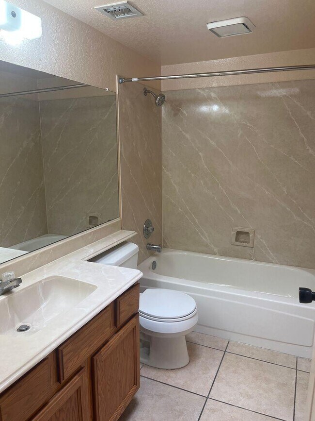 Foto del edificio - 2443 N Ironwood Ridge Dr