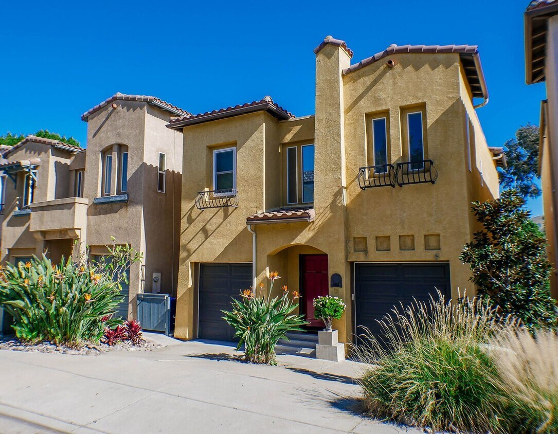 Primary Photo - Beautiful Bankers Hill Home With Canyon Vi...