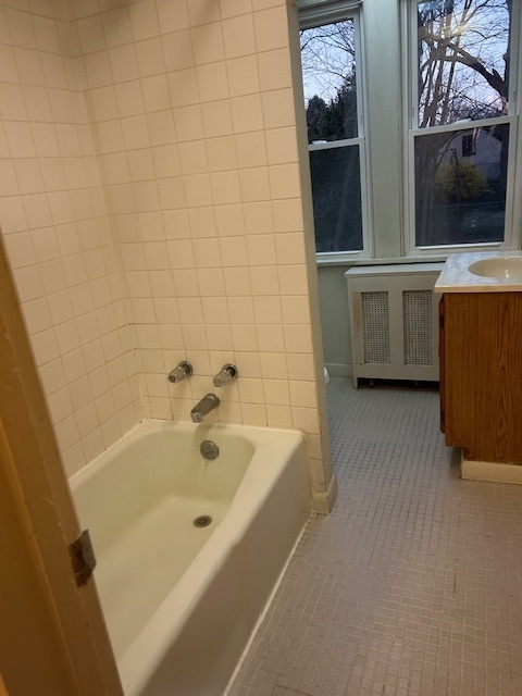 Tub - 1211 Marion St