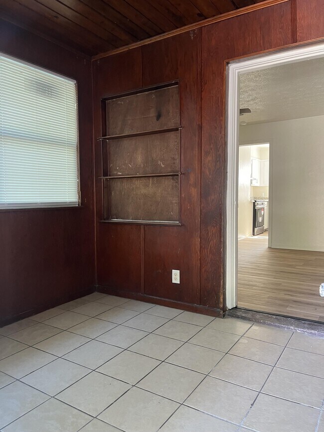 Building Photo - 2504 Danson St