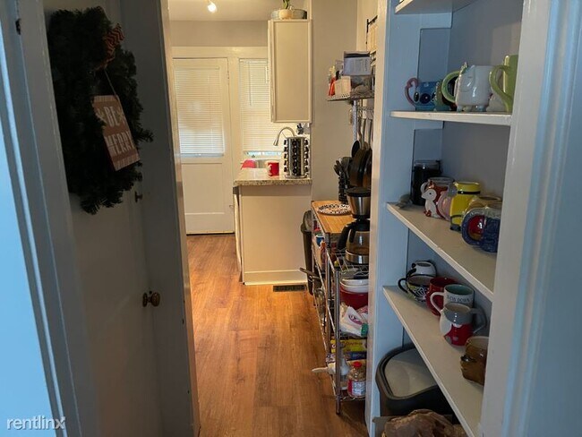 Building Photo - 2 br, 1 bath Townhome - 6639 Murray Rd