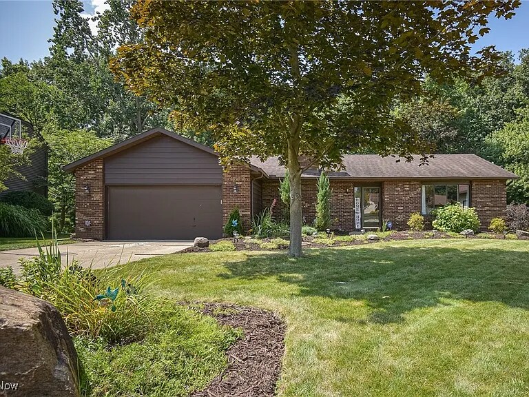 10266 Huntington Park Dr Strongsville, OH 44136 – photo 1 of 20