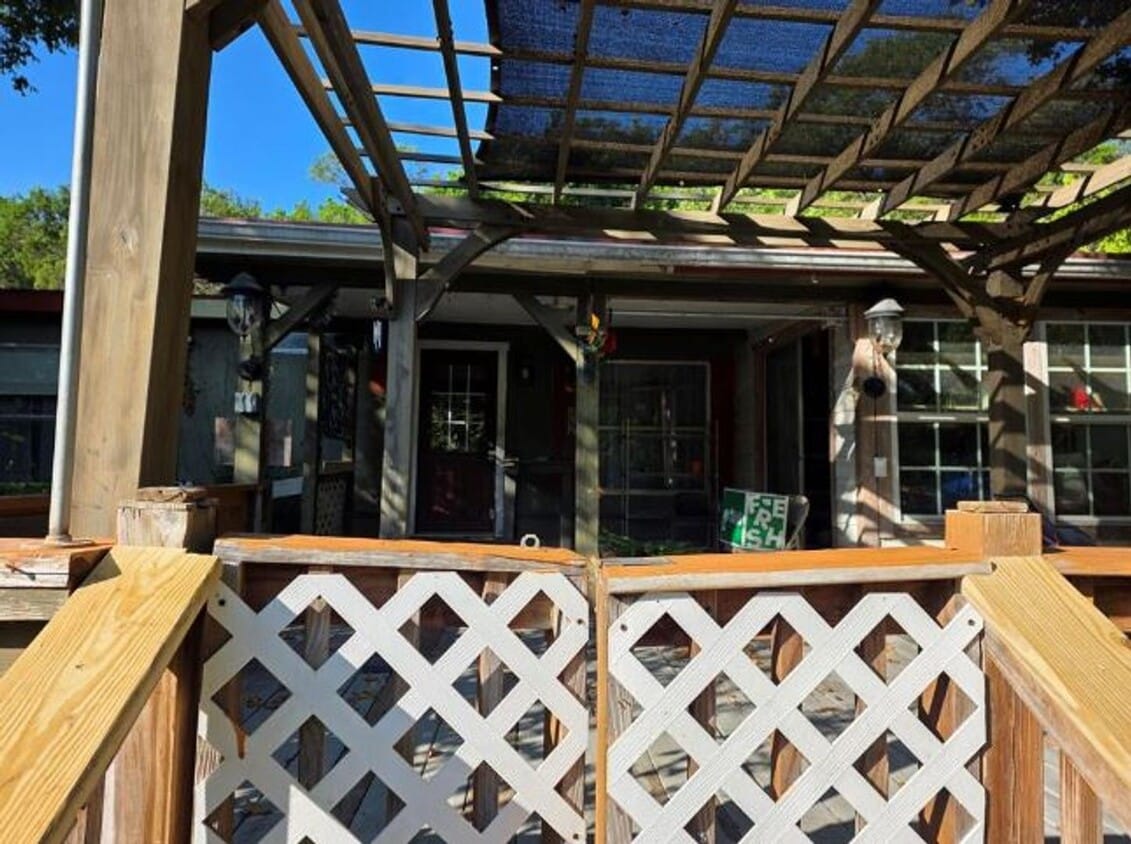 Primary Photo - FOR LEASE!!