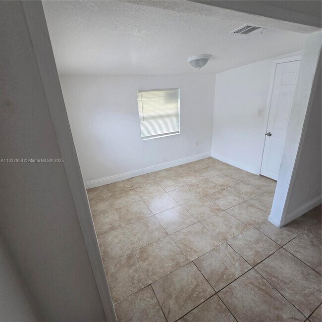 Foto del edificio - 156 NE 78th St