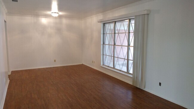 Foto del edificio - 7342 Shady Hollow Ln