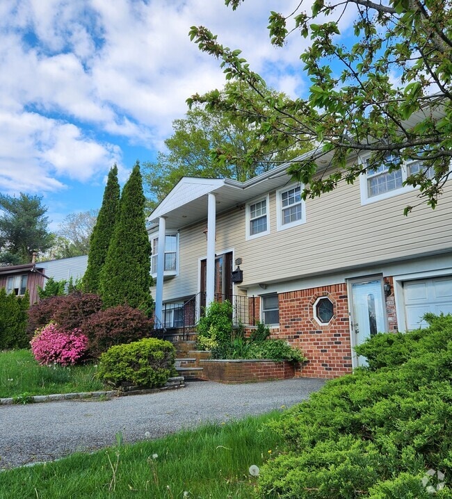 Building Photo - 5 Thorman Ln