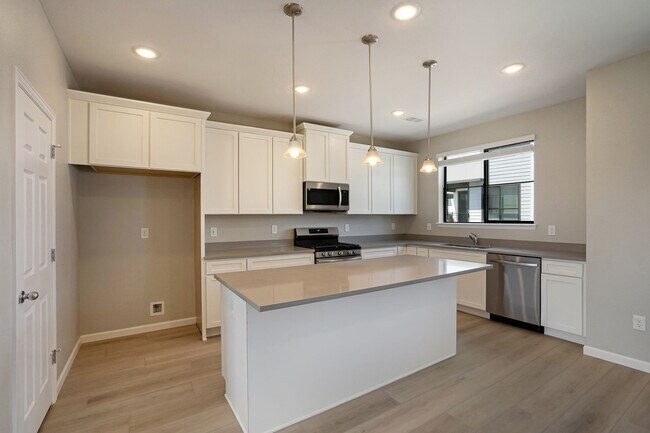 Foto del edificio - Brand New Row Home near DU close to I-25 a...