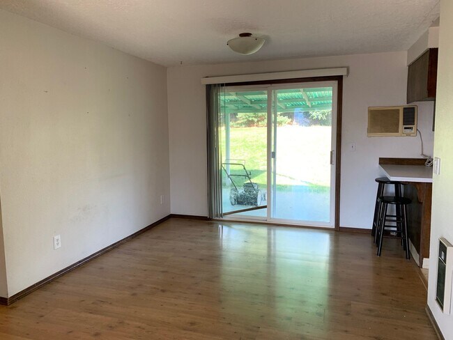 Building Photo - 3 Bed, 2 Bath Home Near Lyle High School
