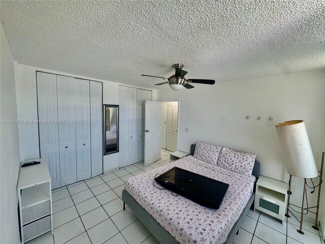 Building Photo - 335 Collins Ave