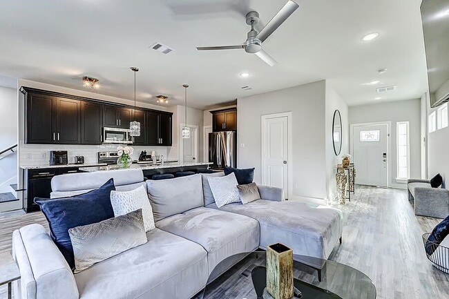 Building Photo - 4677 Bellfort Ave