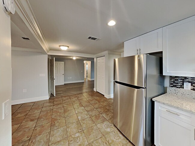 Foto del edificio - Charming 3-Bed, 2-Bath Home in Port Richey with Garage