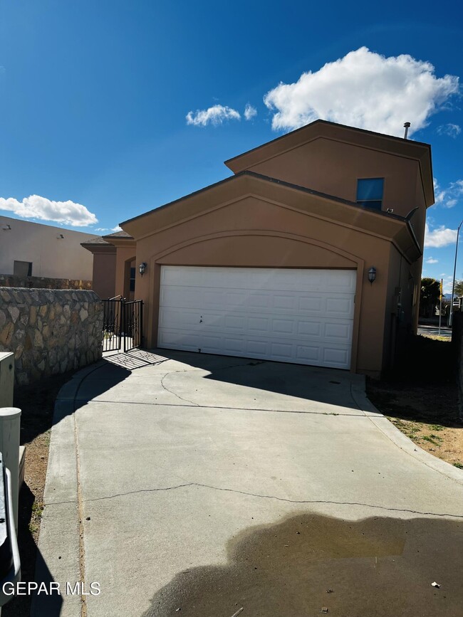 Building Photo - 3904 Hueco Valley Dr