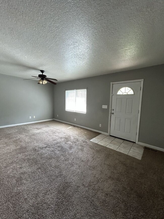 Foto del edificio - 1 BEDROOM 1 BATH AVAILABLE NOW!