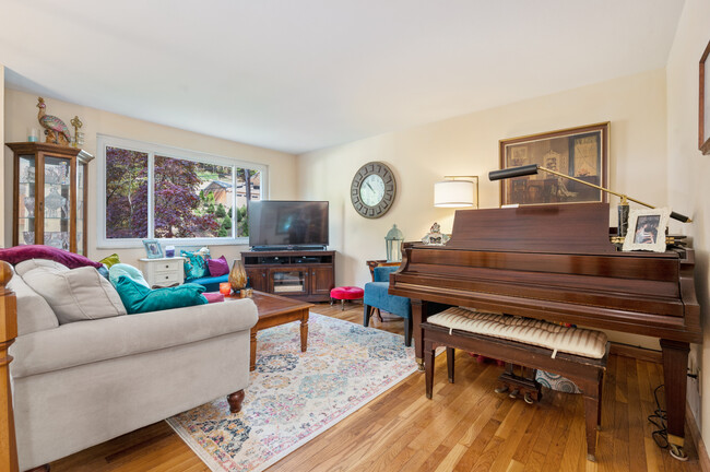 Living Room - 216 Hillendale Rd