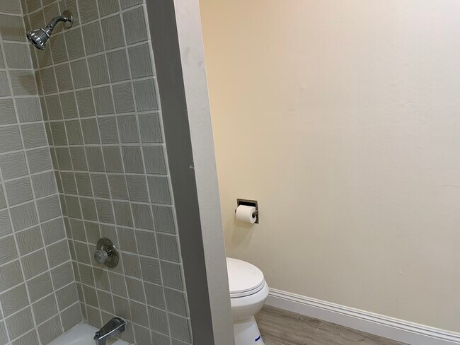 Building Photo - 6238 Marina Pacifica Dr N