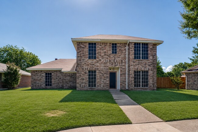 Jardín delantero - 2700 Cornell Dr