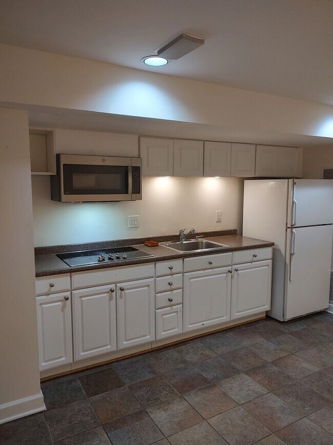 Foto del edificio - Full, Walk-out, Basement Apartment for Rent