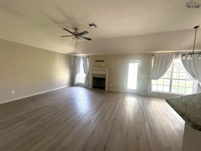 Building Photo - 604 Charlotte Ave