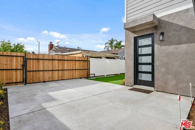 Building Photo - 3113 Hollydale Dr