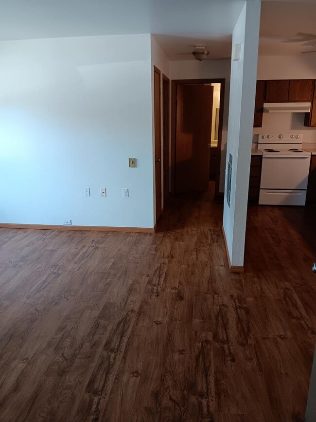 Building Photo - 125 Crescent Lake Rd